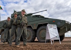 Pirmasis pėstininkų kovos mašinomis „Vilkas” ginkluotas Lietuvos kariuomenės batalionas pasiekė... - 7
