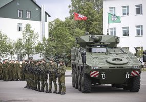 Pirmasis pėstininkų kovos mašinomis „Vilkas” ginkluotas Lietuvos kariuomenės batalionas pasiekė... - 1
