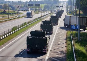 Pirmasis pėstininkų kovos mašinomis „Vilkas” ginkluotas Lietuvos kariuomenės batalionas pasiekė... - 8