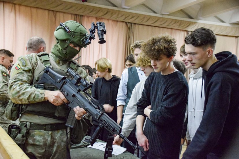 Pasitikdami Lietuvos kariuomenės dieną kariai lankosi mokyklose