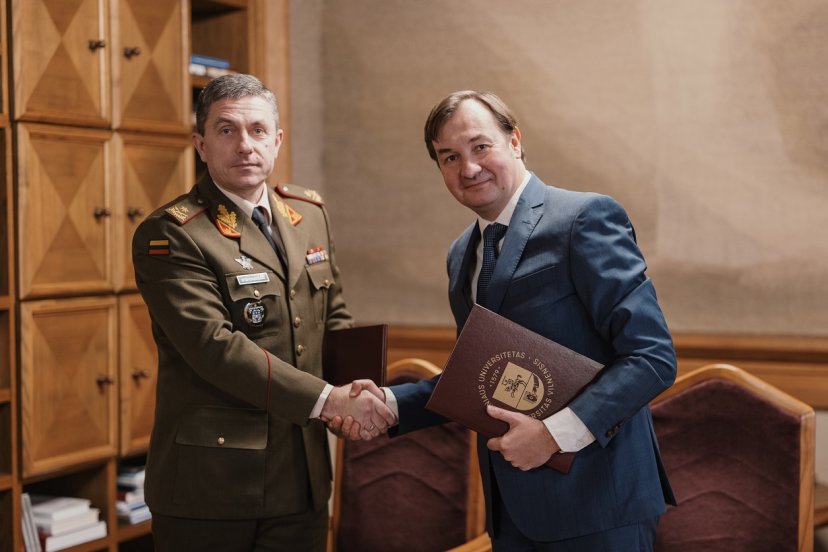 Lietuvos kariuomenė pasirašė bendradarbiavimo sutartį su Vilniaus universitetu