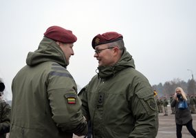 Naujai paskirtam KASP Dainavos apygardos 1-osios rinktinės vadui įteikta kovinė vėliava - 2