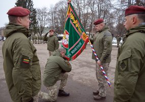 Naujai paskirtam KASP Dainavos apygardos 1-osios rinktinės vadui įteikta kovinė vėliava - 3