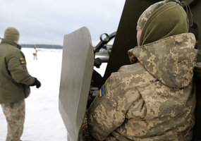 Lietuvos kariuomenė apmokė Ukrainos karius kovoti naudojant švedišką priešlėktuvinį pabūklą L70... - 1