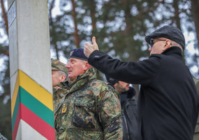 Su NATO Šiaurės - Rytų daugianacionalinio korpuso vadu aptarti Lietuvos gynybos planai - 2