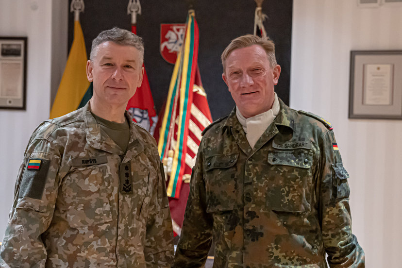 Su NATO Šiaurės - Rytų daugianacionalinio korpuso vadu aptarti Lietuvos gynybos planai