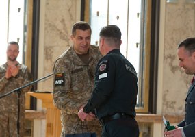 Karo policija minėjo 104-ąsias įkūrimo metines ir įteikė vyriausiajam puskarininkiui spontoną - 3