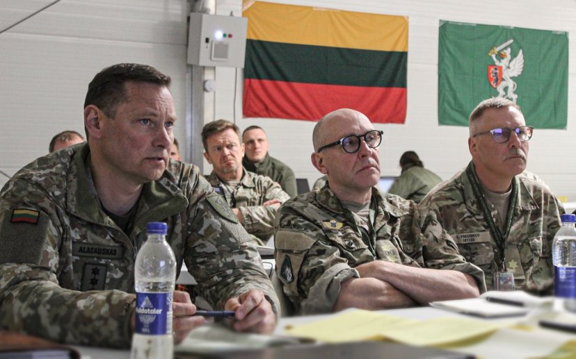 Lietuvos kariuomenės atstovai treniravosi planuoti ir vykdyti gynybines operacijas divizijos...