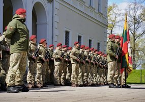 Lietuvai prisiekę kariai savanoriai pasipuošė Savanorių pajėgų beretėmis - 1