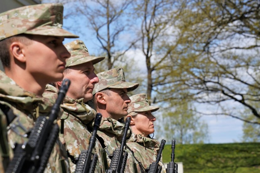 Lietuvai prisiekę kariai savanoriai pasipuošė Savanorių pajėgų beretėmis