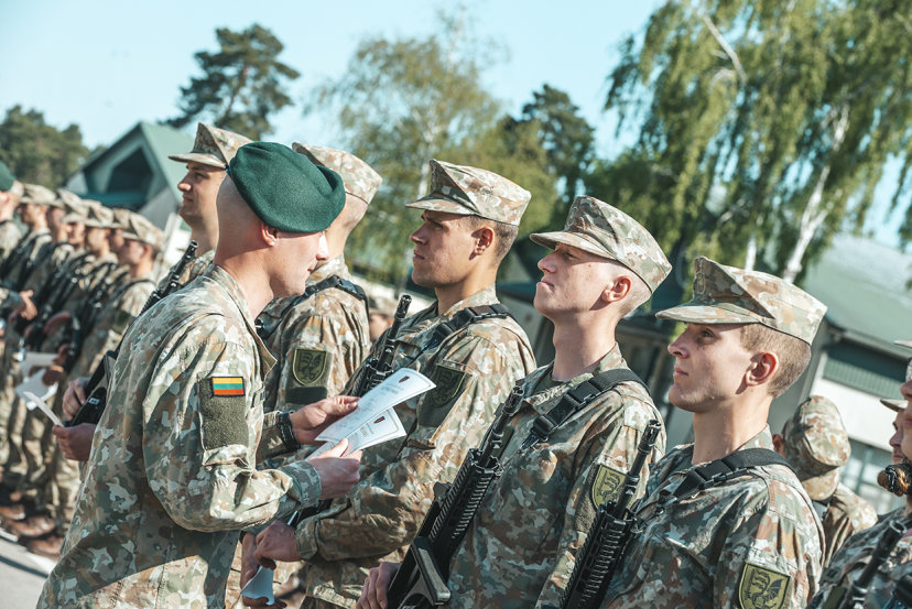 Bazinį kario kursą baigė virš 400 karių