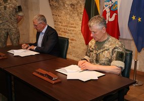 Lietuvos kariuomenė pasirašė bendradarbiavimo sutartį su Lietuvos gynybos ir saugumo pramonės... - 1