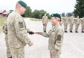 Jaunesniųjų karininkų vadų mokymų absolventams įteikti leitenanto laipsniai - 1