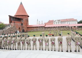 Jaunesniųjų karininkų vadų mokymų absolventams įteikti leitenanto laipsniai - 2