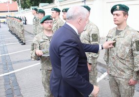 Jaunesniųjų karininkų vadų mokymų absolventams įteikti leitenanto laipsniai - 3