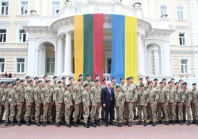 Jaunesniųjų karininkų vadų mokymų absolventams įteikti leitenanto laipsniai - 4