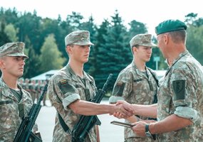 Mokomajame pulke Bazinį kario kursą baigė 180 nuolatinės privalomosios pradinės karo tarnybos karių  - 2