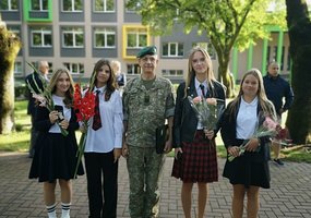 Į mokyklas grįžtantiems mokiniams ir mokytojams – Lietuvos karių sveikinimai - 6