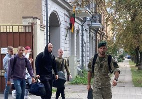 Daugiau negu pusė tūkstančio karių pradeda nuolatinę privalomąją pradinę karo tarnybą - 1