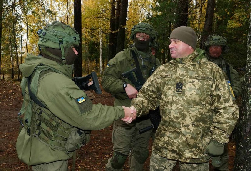 Ukrainos kariuomenės vyriausiasis puskarininkis lanko Lietuvoje rengiamus Ukrainos karius