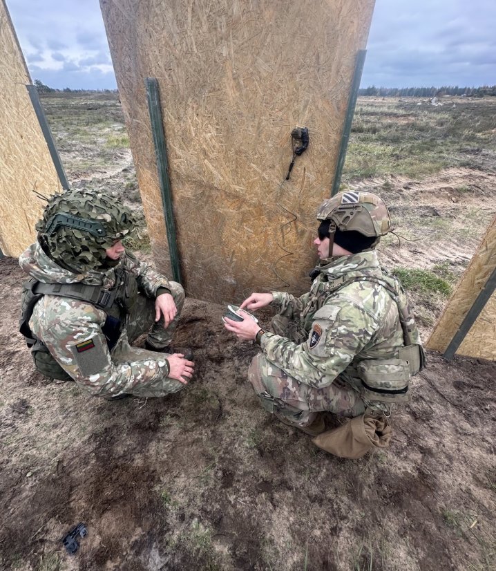 Lietuvos kariai su NATO sąjungininkais Latvijoje keitėsi kovinės inžinerijos patirtimi