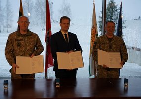 Pasirašyta bendradarbiavimo sutartis tarp Lietuvos kariuomenės, Raseinių rajono savivaldybės ir... - 1