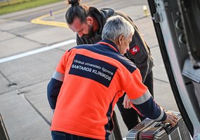 Karinių oro pajėgų sraigtasparnis iš Lenkijos pargabeno donoro organus - 1