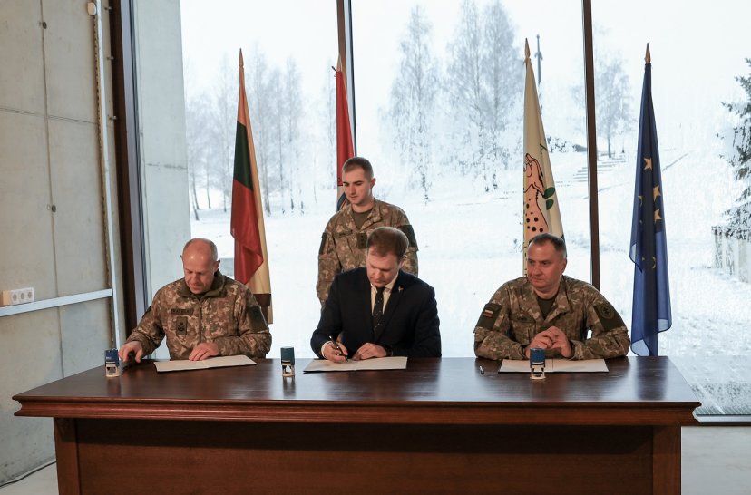 Pasirašyta bendradarbiavimo sutartis tarp Lietuvos kariuomenės, Raseinių rajono savivaldybės ir...