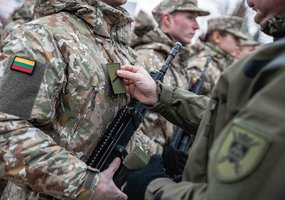 Karaliaus Mindaugo husarų batalione 295 jaunuoliai prisiekė tarnauti Lietuvos Respublikai - 6