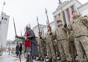 Lietuvos kariuomenės vyr. puskarininkis srž. mjr. R. Katinas perdavė spontoną, tarnybą tęs NATO... - 4
