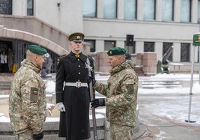 Lietuvos kariuomenės vyr. puskarininkis srž. mjr. R. Katinas perdavė spontoną, tarnybą tęs NATO... - 6