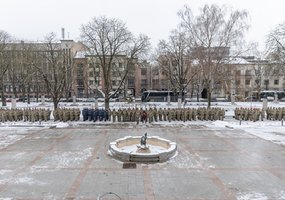 Lietuvos kariuomenės vyr. puskarininkis srž. mjr. R. Katinas perdavė spontoną, tarnybą tęs NATO... - 10