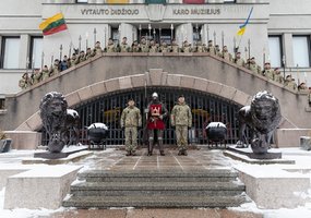 Lietuvos kariuomenės vyr. puskarininkis srž. mjr. R. Katinas perdavė spontoną, tarnybą tęs NATO... - 9