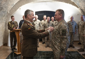 Trims vyriausiems puskarininkiams suteikti seržanto majoro kariniai laipsniai - 2