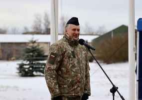 Oro gynybos bataliono kovinė vėliava perduota plk. ltn. Ovidijui Pilitauskui - 1