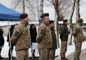 Oro gynybos bataliono kovinė vėliava perduota plk. ltn. Ovidijui Pilitauskui - 4