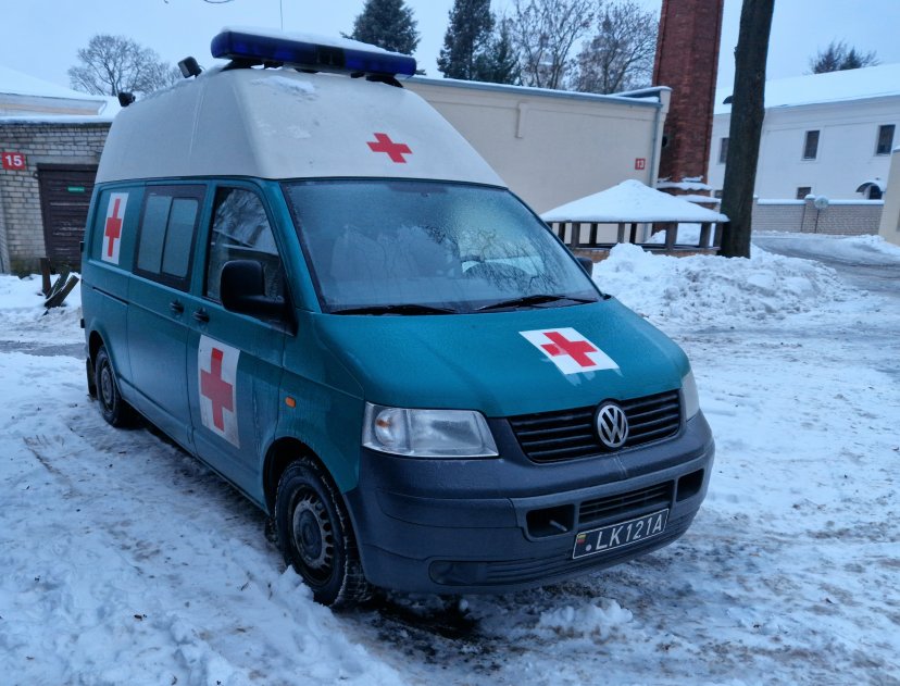Karo medikai suteikė pirmąją pagalbą avarijoje sužalotam vyrui