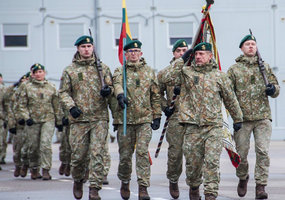 Pasitinkant Lietuvos valstybės atkūrimo dieną, Jonušo Radvilos mokomajame pulke prisiekė Bazinio... - 2