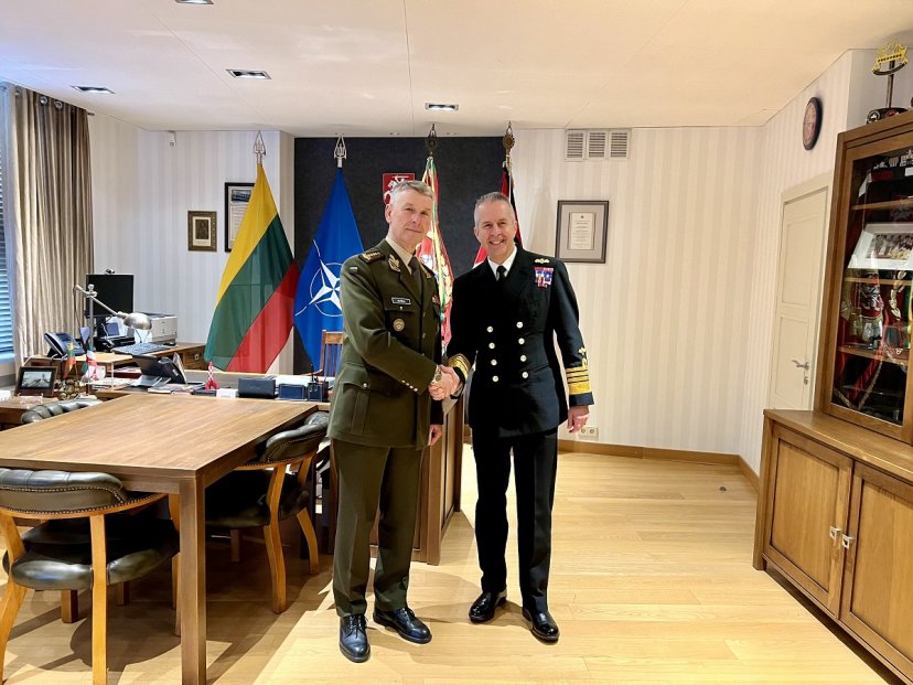Kariuomenės vadas su NATO DSACEUR aptarė gynybos planų įgyvendinimą ir sinchronizavimą 
