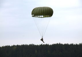 Oro erdvės stebėjimo ir kontrolės valdybos kariai dalyvavo Bazinio parašiutinio rengimo kurse - 11
