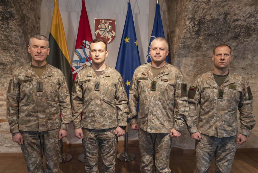 Dviem kariuomenės puskarininkiams suteikti aukščiausi puskarininkių - seržanto majoro - laipsniai 