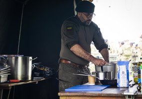 Virėjų pratybose Jungtinėje Karalystėje LK logistai ir šefas G.L.Demarco mūšio sąlygomis kūrė... - 3