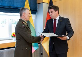 Kariuomenės vadui įteiktas aukščiausias Vokietijos valstybinis apdovanojimas - 13