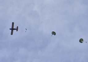 Priverstinio parašiuto skleidimo kurse treniravosi Ukrainos instruktoriai - 2