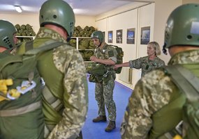 Priverstinio parašiuto skleidimo kurse treniravosi Ukrainos instruktoriai - 4