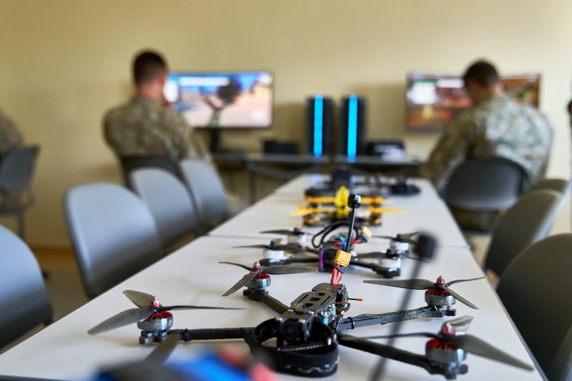 Lietuvos kariuomenėje rengiami dronų operatorių instruktoriai