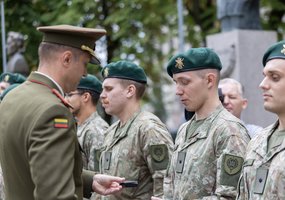 Jaunesniųjų karininkų vadų mokymų absolventams suteiktas leitenanto laipsnis - 2