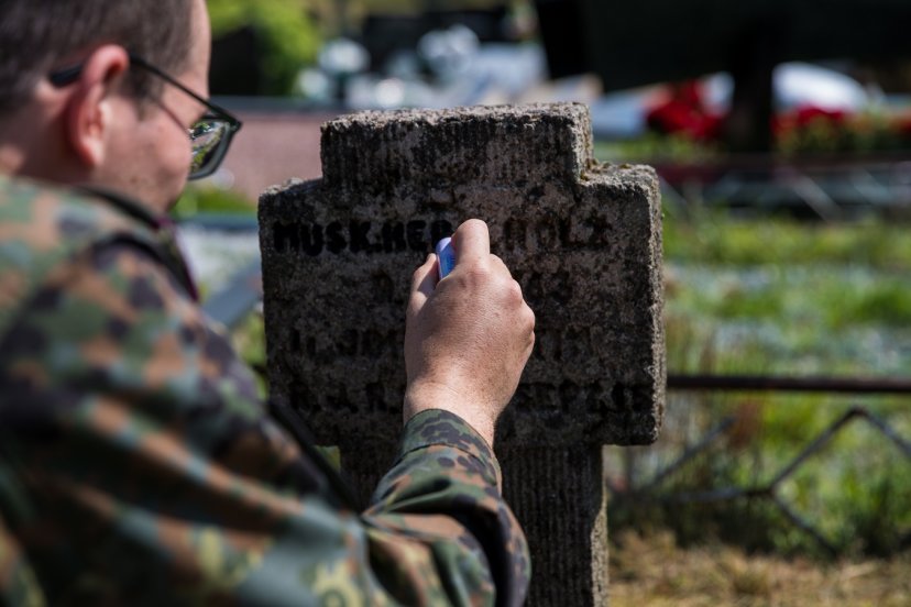 Vokietijos ir Lietuvos kariai tvarkė Pasauliniuose karuose žuvusių karių kapus