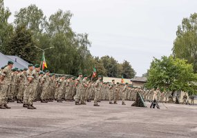 Beveik 300 NPPKT karių baigė 9 mėnesių tarnybą Lietuvos kariuomenėje - 1