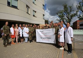 Vokietijos kariai perdavė reikalingą medicininę įrangą Kauno klinikų Vaikų ligų klinikai  - 1